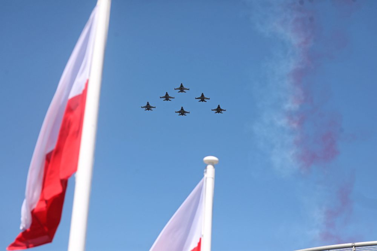 Polskie i amerykańskie myśliwce F-16 oraz samoloty Iskra oddają hołd bohaterom Bitwy Warszawskiej. Warszawa, 15.08.2020. Fot. PAP/T. Gzell