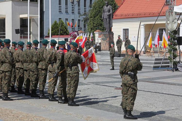 Żołnierze 18 Białostockiego Pułku Rozpoznawczego podczas obchodów setnej rocznicy tzw. bitwy białostockiej przed pomnikiem Józefa Piłsudskiego w Białymstoku. Fot. PAP/A. Reszko