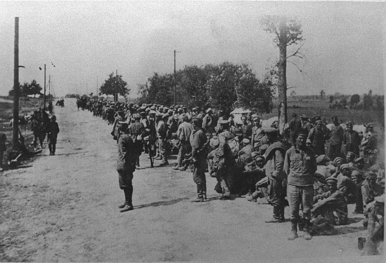 Warszawa 1920 r. Jeńcy bolszewiccy na szosie między Radzyminem a Warszawą, wzięci do niewoli podczas bitwy o Warszawę. Dokładna data nieznana. Fot. PAP-Archiwum Dokładna data nieznana