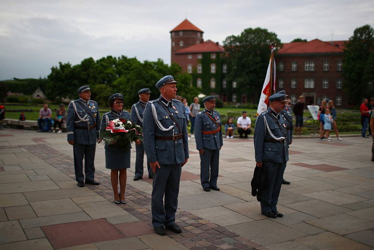 Kraków, 05.08.2020. Uczestnicy uroczystości przed Wawelem z okazji  inauguracji LV Marszu Szlakiem Pierwszej Kompanii Kadrowej. Fot. PAP/Ł. Gągulski