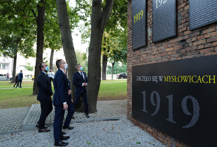 Premier Mateusz Morawiecki (C) i wojewoda śląski Jarosław Wieczorek (P) podczas wizyty w Powstańczej Strefie Pamięci przed wejściem do dawnej Kopalni Węgla Kamiennego Mysłowice. Fot. PAP/A. Grygiel Premier Mateusz Morawiecki (C) i wojewoda śląski Jarosław Wieczorek (P) podczas wizyty w Powstańczej Strefie Pamięci przed wejściem do dawnej Kopalni Węgla Kamiennego Mysłowice. Fot. PAP/A. Grygiel