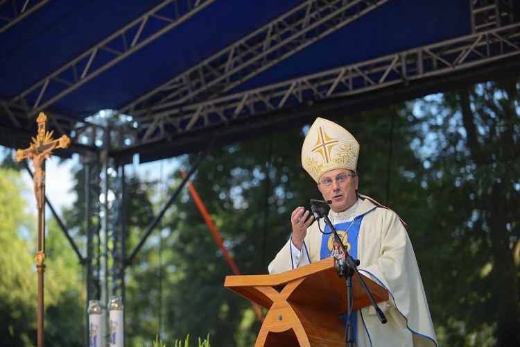 Prymas Polski abp Wojciech Polak przewodniczy mszy świętej na Cmentarzu Żołnierzy Polskich 1920 w Radzyminie. 15.08.2020. Fot. PAP/M. Obara