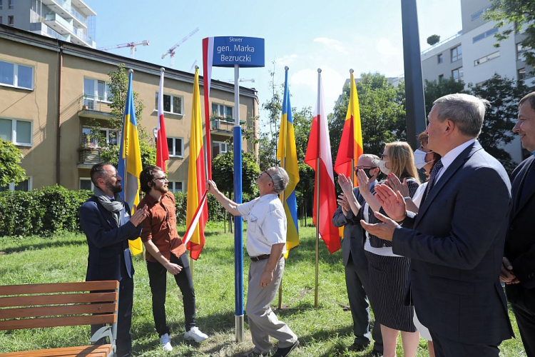 Zastępca prezydenta Warszawy Michał Olszewski (L), ambasador Ukrainy w RP Andrij Deszczycia (P) oraz krewni generała (2L i 3L) podczas uroczystości nadania imienia ukraińskiego gen. Marka Bezruczki skwerowi położonemu przy ul. J.K. Ordona w Warszawie. Fot. PAP/T. Gzell