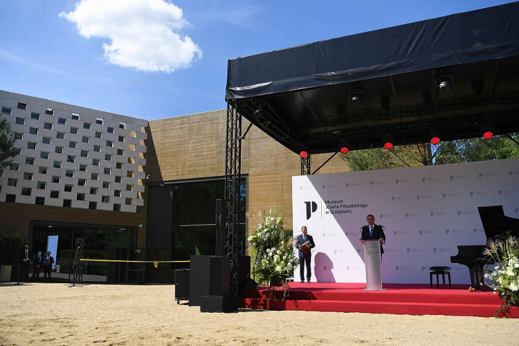 Prezydent RP Andrzej Duda podczas uroczystego otwarcia nowego budynku Muzeum Józefa Piłsudskiego w Sulejówku. 14.08.2020. Fot. PAP/P. Nowak