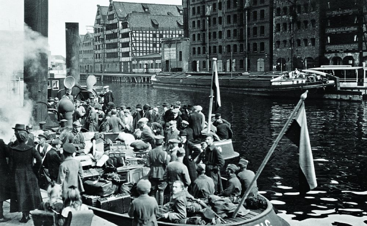 Gdańsk, wrzesień 1920 r. Delegacja polska wyruszająca na negocjacje pokojowe z bolszewikami. Źródło: C.U.F. Biuro Prasowe/Muzeum Wojska Polskiego w Warszawie