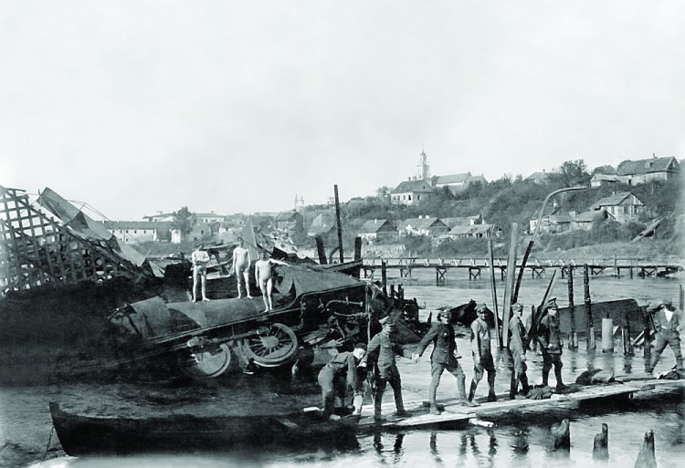 Grodno, 1920 r. Zniszczony most nad Niemnem, w tle drewniany most zbudowany przez polskich saperów. Źródło: L. Gelgor/Centralne Archiwum Wojskowe WBH