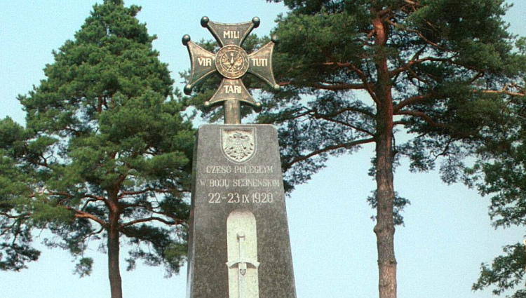 Pomnik poświęcony ofiarom bitwy nad Niemnem w Berżnikach. Fot. PAP/A. Tuchliński