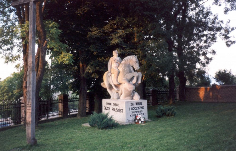 Komarów-Osada – pomnik upamiętniający bitwę pod Komarowem 31 sierpnia 1920 r; przed kościołem parafii pw. Św. Trójcy. Źródło: Wikipedia Commons