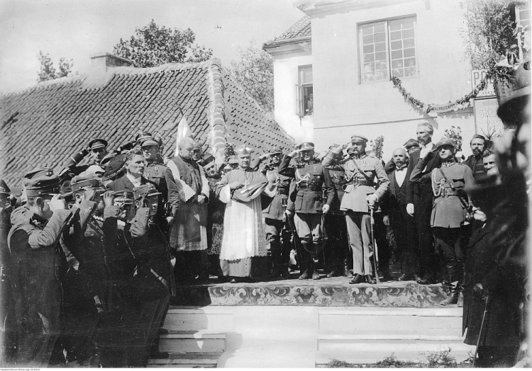 Marszałek Józef Piłsudski odbiera defiladę 42. Pułku Piechoty. Białystok, 21.08.1921. Fot. NAC