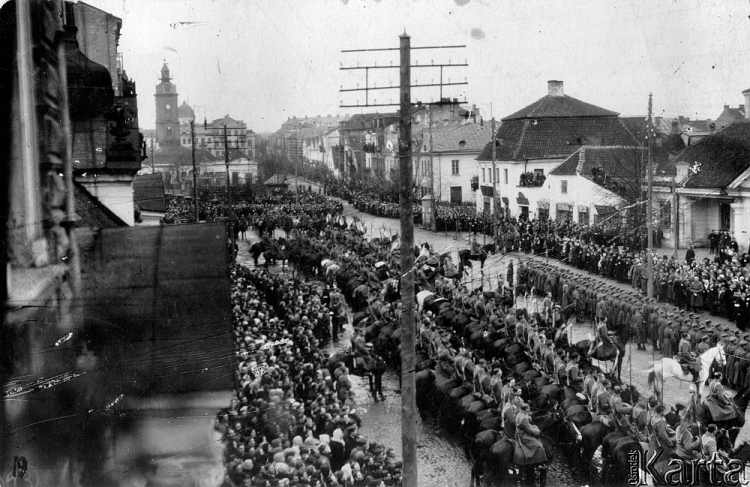 Białystok, 11 listopada 1920 r. Defilada z okazji święta odzyskania niepodległości. Źródło: Ośrodek KARTA