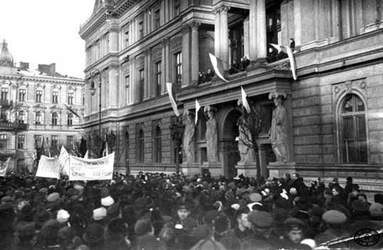 Manifestacja przed siedzibą pierwszego rządu w niepodległej Polsce. Warszawa, 14.11.1918. Fot. CAW