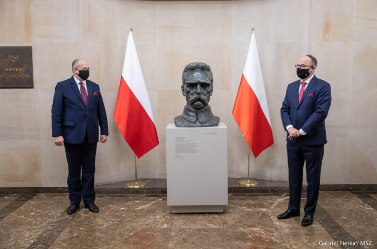 W siedzibie głównej MSZ szef resortu Zbigniew Rau i dyrektor generalny Służby Zagranicznej Andrzej Papierz odsłonili popiersie marszałka Józefa Piłsudskiego. Źródło: Twitter MSZ W siedzibie głównej MSZ szef resortu Zbigniew Rau i dyrektor generalny Służby Zagranicznej Andrzej Papierz odsłonili popiersie marszałka Józefa Piłsudskiego. Źródło: Twitter MSZ