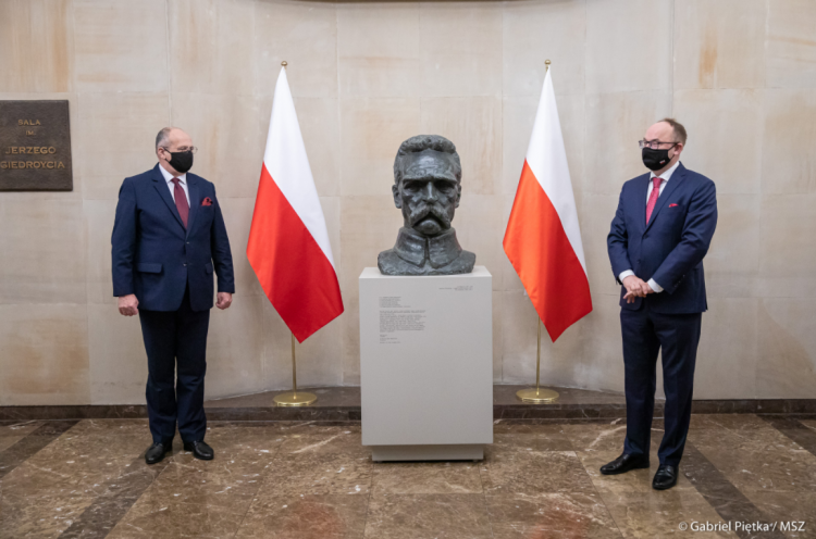 W siedzibie głównej MSZ szef resortu Zbigniew Rau i dyrektor generalny Służby Zagranicznej Andrzej Papierz odsłonili popiersie marszałka Józefa Piłsudskiego. Źródło: Twitter MSZ