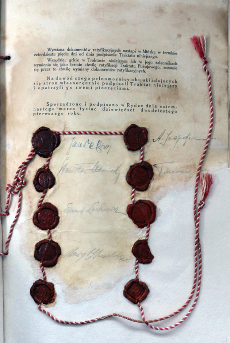 Ostatnia strona dokumentu Traktatu ryskiego z 18 marca 1921 r. z pieczęciami i podpisami stron. Źródło: Wikipedia Commons Ostatnia strona dokumentu Traktatu ryskiego z 18 marca 1921 r. z pieczęciami i podpisami stron. Źródło: Wikipedia Commons