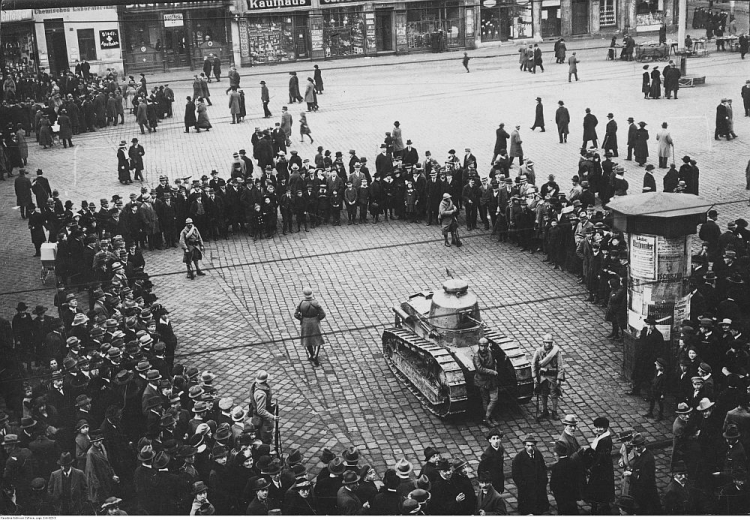 Plebiscyt na Śląsku: posterunek francuski w Katowicach. Widoczny czołg francuski Renault FT-17 otoczony tłumem gapiów. 03.1921. Fot. NAC