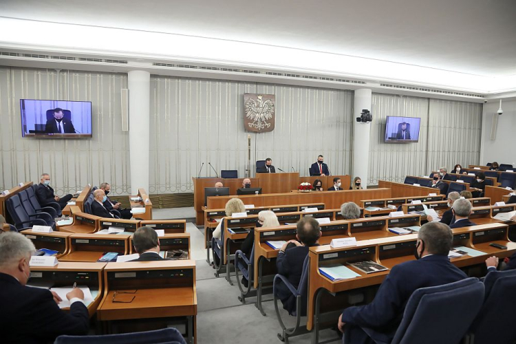 Senatorowie na sali obrad. Fot. PAP/W. Olkuśnik