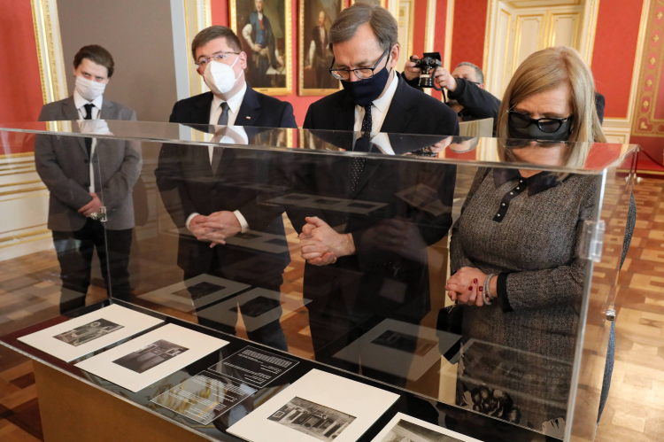  Prezes IPN Jarosław Szarek (2P) oraz wicemarszałek Sejmu Małgorzata Gosiewska (P) na Zamku Królewskim w Warszawie, 15 bm. na otwarciu wystawy „Traktat ryski - odzyskane dziedzictwo”. Fot. PAP/P. Supernak