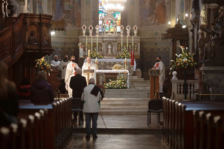 Bp Piotr Libera (4L-góra) podczas mszy św. w bazylice katedralnej Wniebowzięcia Najświętszej Maryi Panny w Płocku z okazji 100. rocznicy nadania miastu Krzyża Walecznych. Fot. PAP/S. Łabiński