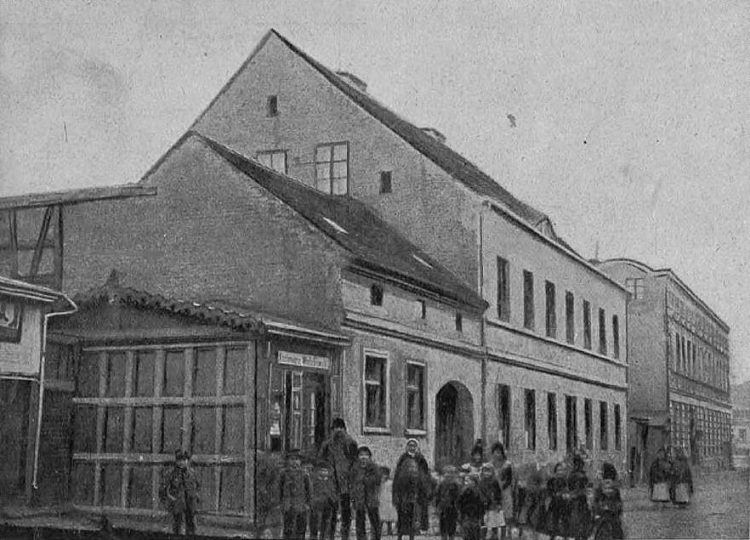 Szkoła we Wrześni, ok. 1901 r. Źródło: Wikipedia Commons Szkoła we Wrześni, ok. 1901 r. Źródło: Wikipedia Commons