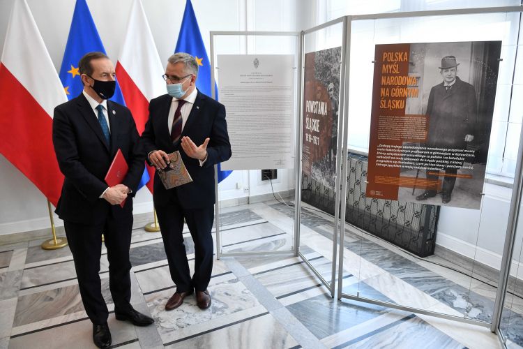 Marszałek Senatu Tomasz Grodzki (L) oraz dyrektor katowickiego oddziału Instytutu Pamięci Narodowej Andrzej Sznajder (P) podczas uroczystego otwarcia wystawy pt. „Powstania Śląskie 1919 -1921”. Fot. PAP/R. Pietruszka Marszałek Senatu Tomasz Grodzki (L) oraz dyrektor katowickiego oddziału Instytutu Pamięci Narodowej Andrzej Sznajder (P) podczas uroczystego otwarcia wystawy pt. „Powstania Śląskie 1919 -1921”. Fot. PAP/R. Pietruszka