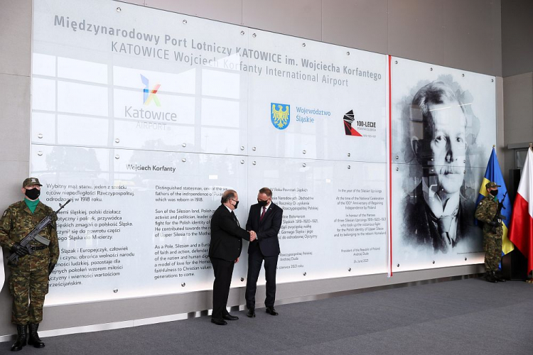 Prezydent Andrzej Duda (P) i Michael Korfanty podczas uroczystości nadania Międzynarodowemu Portowi Lotniczemu Katowice w Pyrzowicach imienia Wojciecha Korfantego. Fot. PAP/A. Grygiel Prezydent Andrzej Duda (P) i Michael Korfanty podczas uroczystości nadania Międzynarodowemu Portowi Lotniczemu Katowice w Pyrzowicach imienia Wojciecha Korfantego. Fot. PAP/A. Grygiel