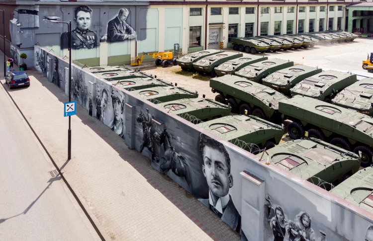Półkilometrowy mural historyczny dedykowany Powstaniom Śląskim na ul. Powstańców w Siemianowicach Śląskich. Fot. PAP/A. Grygiel Półkilometrowy mural historyczny dedykowany Powstaniom Śląskim na ul. Powstańców w Siemianowicach Śląskich. Fot. PAP/A. Grygiel