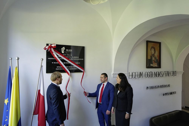 Jan Kwaśniewicz z katowickiego oddziału Instytutu Pamięci Narodowej (L), wiceprezydent Mysłowic Wojciech Chmiel (C) oraz dyrektorka I LO im. Tadeusza Kościuszki w Mysłowicach Dorota Konieczny-Simela (P) podczas uroczystości odsłonięcia tablicy upamiętniającej siedzibę Głównego Szpitala Wojsk Powstańczych. Fot. PAP/A. Grygiel                     