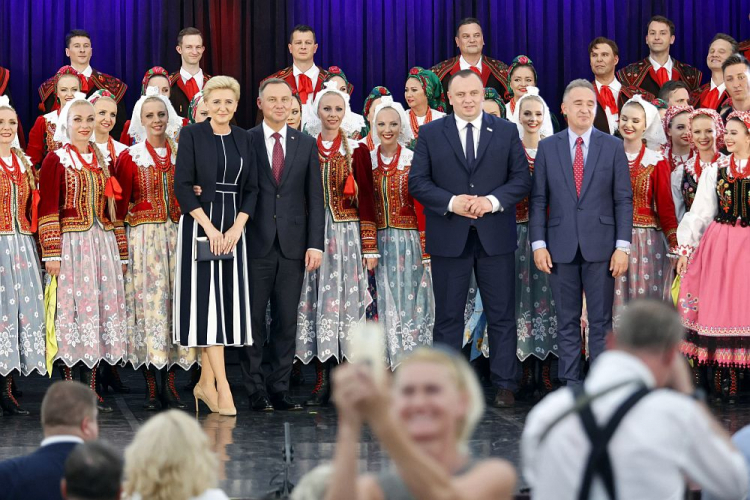 Prezydent RP Andrzej Duda (2-przód), marszałek województwa śląskiego Jakub Chełstowski (2P-prezód), dyrektor zespołu Zbigniew Cierniak (P-przód) oraz pierwsza dama Agata Kornhauser-Duda (L-przód) biorą udział w koncercie z okazji 100-lecia Powstań Śląskich w wykonaniu Zespołu Pieśni i Tańca „Śląsk” im. Stanisława Hadyny w Koszęcinie. Fot. PAP/W. Deska