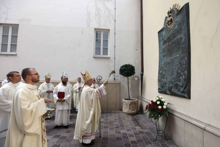 Metropolita częstochowski abp Wacław Depo (P) podczas poświęcenia tablicy upamiętniającej „Cud nad Wisłą” na Jasnej Górze. Fot. PAP/W. Deska