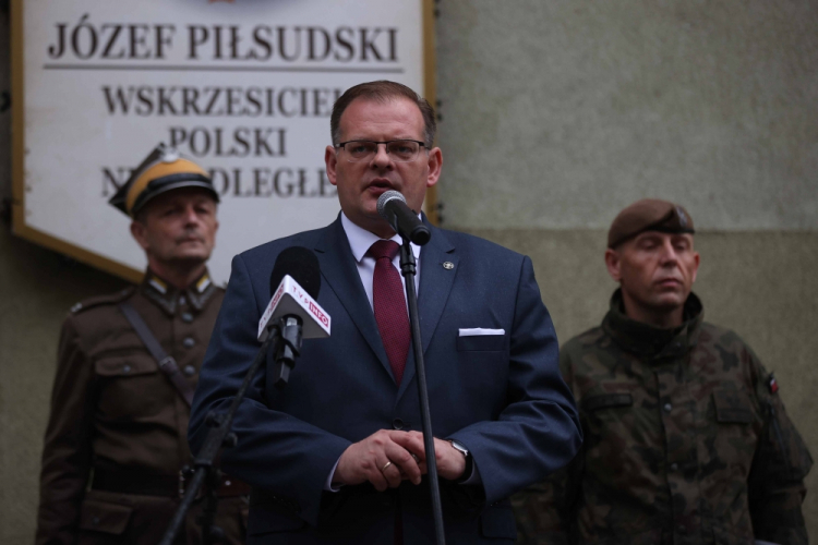 Kraków, 06.08.2021. Szef Urzędu do Spraw Kombatantów i Osób Represjonowanych Jan Józef Kasprzyk (C) podczas uroczystego apelu z okazji rozpoczęcia Marszu Szlakiem I Kompanii Kadrowej. Fot. PAP/Ł. Gągulski Kraków, 06.08.2021. Szef Urzędu do Spraw Kombatantów i Osób Represjonowanych Jan Józef Kasprzyk (C) podczas uroczystego apelu z okazji rozpoczęcia Marszu Szlakiem I Kompanii Kadrowej. Fot. PAP/Ł. Gągulski