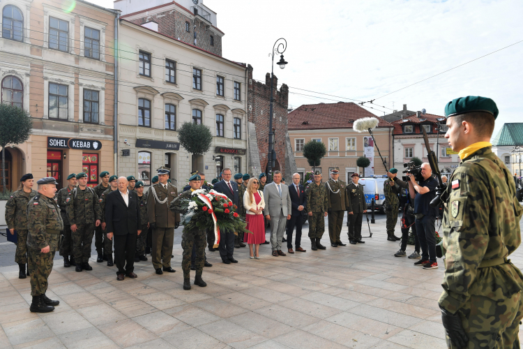 zef Urzędu do Spraw Kombatantów i Osób Represjonowanych Jan Józef Kasprzyk (P) podczas uroczystości złożenia kwiatów pod tablicami poświęconymi Legionom Józefa Piłsudskieg oraz pracownikom Urzędu Miejskiego poległym w trakcie II wojny światowej przy pl. Łokietka w Lublinie. Fot. PAP/W. Jargiło zef Urzędu do Spraw Kombatantów i Osób Represjonowanych Jan Józef Kasprzyk (P) podczas uroczystości złożenia kwiatów pod tablicami poświęconymi Legionom Józefa Piłsudskieg oraz pracownikom Urzędu Miejskiego poległym w trakcie II wojny światowej przy pl. Łokietka w Lublinie. Fot. PAP/W. Jargiło