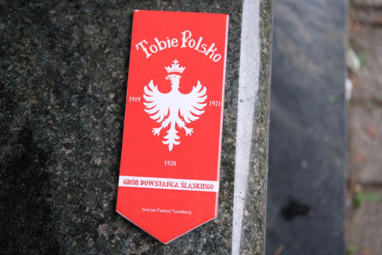Chełm Śląski, 24.08.2021. Oznaczony znakiem „Tobie Polsko” grób weterana walk o wolność i niepodległość Polski powstańca śląskiego śp. Piotra Wadasa w ramach uroczystości na cmentarzu przy kościele pw. Trójcy Przenajświętszej w Chełmie Śląskim, w dniu 102. rocznicy wybuchu I powstania śląskiego. Fot. PAP/H. Bardo Chełm Śląski, 24.08.2021. Oznaczony znakiem „Tobie Polsko” grób weterana walk o wolność i niepodległość Polski powstańca śląskiego śp. Piotra Wadasa w ramach uroczystości na cmentarzu przy kościele pw. Trójcy Przenajświętszej w Chełmie Śląskim, w dniu 102. rocznicy wybuchu I powstania śląskiego. Fot. PAP/H. Bardo