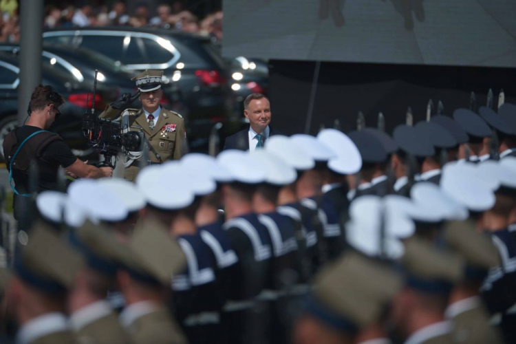 Prezydent RP Andrzej Duda (C-P) i szef Sztabu Generalnego Wojska Polskiego Rajmund Andrzejczak (C-L) podczas uroczystej odprawy wart przed Grobem Nieznanego Żołnierza. Warszawa, 15.08.2021. Fot. PAP/M. Obara