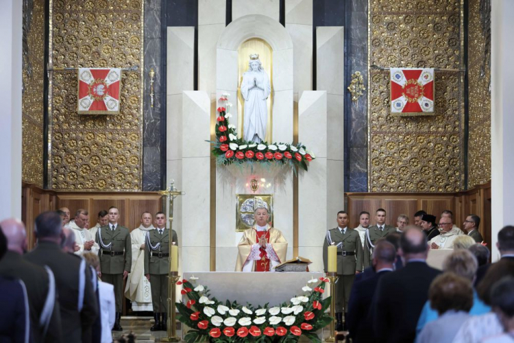 Biskup polowy WP Józef Guzdek (C) przewodniczy mszy świętej za ojczyznę i polskich żołnierzy w Katedrze Polowej WP. Warszawa, 15.08.2021. Fot. PAP/L. Szymański Biskup polowy WP Józef Guzdek (C) przewodniczy mszy świętej za ojczyznę i polskich żołnierzy w Katedrze Polowej WP. Warszawa, 15.08.2021. Fot. PAP/L. Szymański