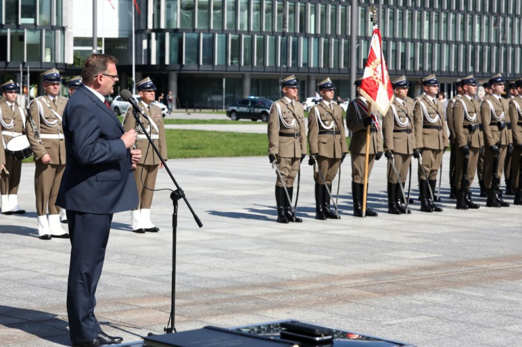 Szef Urzędu do Spraw Kombatantów i Osób Represjonowanych Jan Józef Kasprzyk (L) podczas uroczystego apelu z okazji Święta Kawalerii Polskiej. Warszawa, 03.09.2021. Fot. PAP/T. Gzell