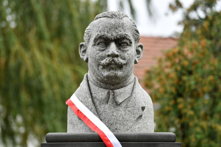 Łowicz, 19.09.2021. Uroczystość odsłonięcia pomnika Wincentego Witosa przy ul. Stanisławskiego. Fot. PAP/G. Michałowski Łowicz, 19.09.2021. Uroczystość odsłonięcia pomnika Wincentego Witosa przy ul. Stanisławskiego. Fot. PAP/G. Michałowski