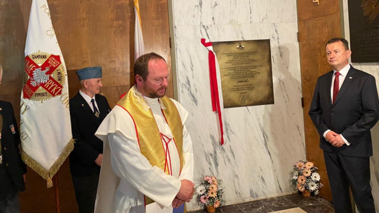 Szef MON Mariusz Błaszczak odsłonił tablicę upamiętniającą 100-lecie Bitwy Warszawskiej w Narodowym Sanktuarium Matki Bożej Częstochowskiej w Doylestown. Źródło: Ministerstwo Obrony Narodowej