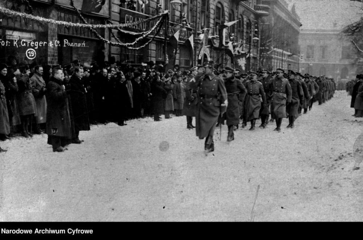 Uroczystość zaprzysiężenia wojsk powstańczych i wręczenie sztandaru 1 Dywizji Strzelców Wielkopolskich. Poznań, 26.01.1919. Fot. NAC