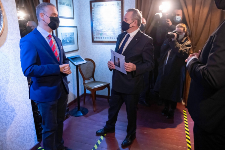 Poznań, 22.11.2021. Goszczący w Poznaniu, 22 bm. wiceprezes Rady Ministrów, minister kultury i dziedzictwa narodowego Piotr Gliński (C) zwiedza Muzeum Powstania Wielkopolskiego. Obok - dyrektor Wielkopolskiego Muzeum Niepodległości Przemysław Terlecki (L). Fot. PAP/J. Kaczmarczyk Poznań, 22.11.2021. Goszczący w Poznaniu, 22 bm. wiceprezes Rady Ministrów, minister kultury i dziedzictwa narodowego Piotr Gliński (C) zwiedza Muzeum Powstania Wielkopolskiego. Obok - dyrektor Wielkopolskiego Muzeum Niepodległości Przemysław Terlecki (L). Fot. PAP/J. Kaczmarczyk