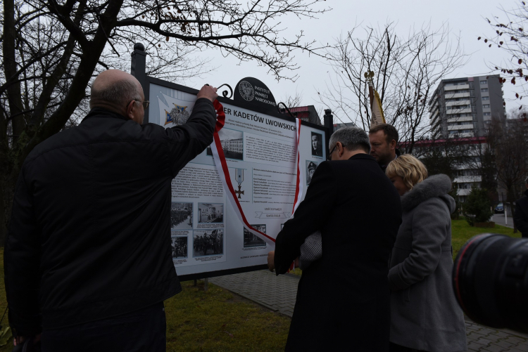 W Katowicach odsłonięto tablicę upamiętniającą kadetów – uczestników III powstania śląskiego. Źródło: IPN W Katowicach odsłonięto tablicę upamiętniającą kadetów – uczestników III powstania śląskiego. Źródło: IPN