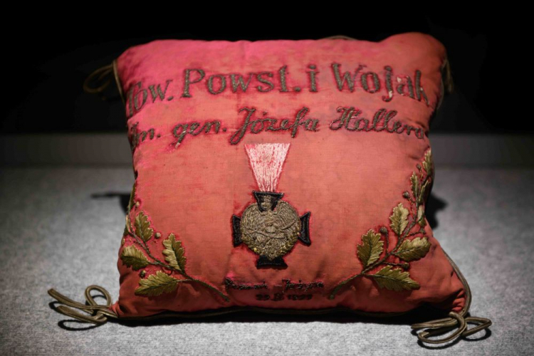 Poduszka do odznaczeń Towarzystwa Powstańców i Wojaków im. gen. Józefa Hallera – Poznań Jeżyce w Muzeum Powstania Wielkopolskiego w Poznaniu. Fot. PAP/J. Kaczmarczyk Poduszka do odznaczeń Towarzystwa Powstańców i Wojaków im. gen. Józefa Hallera – Poznań Jeżyce w Muzeum Powstania Wielkopolskiego w Poznaniu. Fot. PAP/J. Kaczmarczyk