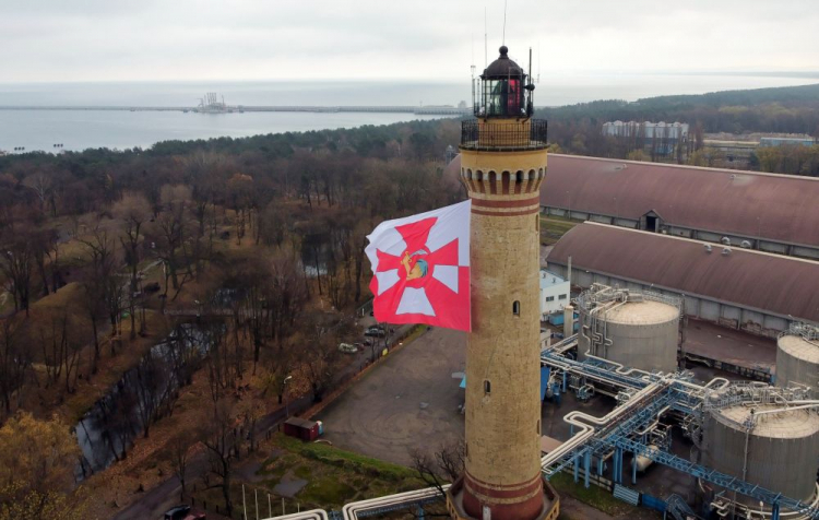 Historyczny proporzec Marynarki Wojennej na latarni morskiej w Świnoujściu w 103. rocznicę utworzenia MW. Fot. PAP/M. Bielecki