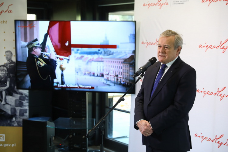 Wicepremier, minister kultury i dziedzictwa narodowego Piotr Gliński podczas spotkania prasowego „Niepodległa na Narodowe Święto Niepodległości” w pawilonie kulturalnym „Niepodległa. Miejsce Spotkań” w warszawskich Łazienkach Królewskich. Fot. PAP/R. Guz Wicepremier, minister kultury i dziedzictwa narodowego Piotr Gliński podczas spotkania prasowego „Niepodległa na Narodowe Święto Niepodległości” w pawilonie kulturalnym „Niepodległa. Miejsce Spotkań” w warszawskich Łazienkach Królewskich. Fot. PAP/R. Guz
