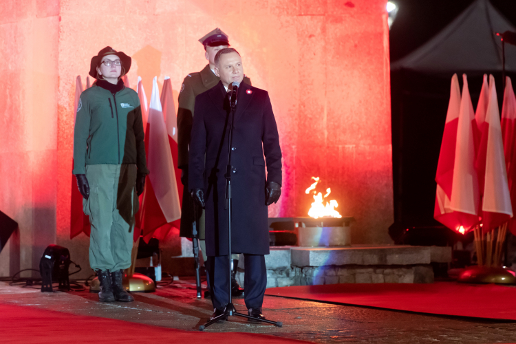 Prezydent RP Andrzej Duda (C) podczas obchodów Narodowego Dnia Zwycięskiego Powstania Wielkopolskiego pod Pomnikiem Powstańców Wielkopolskich w Poznaniu. Fot. PAP/J. Kaczmarczyk