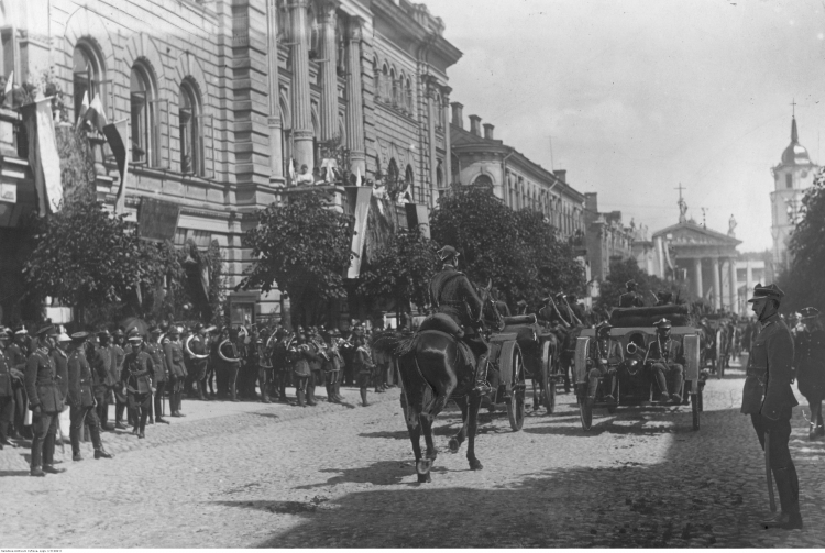 18 kwietnia 1922 r. Uroczystości z okazji przyłączenia Wileńszczyzny do Polski. Defilada wojskowa na ulicach Wilna. Źródło: NAC