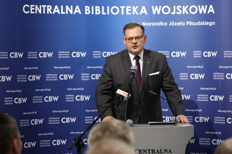 Szef Urzędu do Spraw Kombatantów i Osób Represjonowanych Jan Józef Kasprzyk podczas spotkania historyczno-naukowego "Wybawca Europy" w Auli Centralnej Biblioteki Wojskowej im. Marszałka Józefa Piłsudskiego w Warszawie. Fot. PAP/T. Gzell Szef Urzędu do Spraw Kombatantów i Osób Represjonowanych Jan Józef Kasprzyk podczas spotkania historyczno-naukowego "Wybawca Europy" w Auli Centralnej Biblioteki Wojskowej im. Marszałka Józefa Piłsudskiego w Warszawie. Fot. PAP/T. Gzell