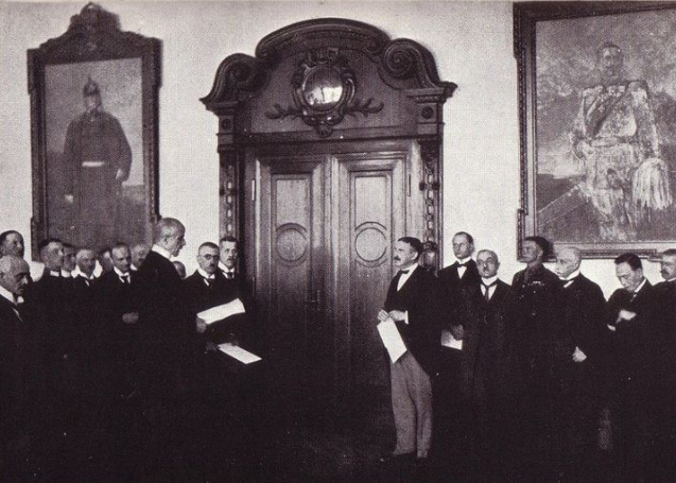Przekazanie głosów regionu w budynku Rejencji Olsztyńskiej 16 sierpnia 1920 r. Źródło: Wikimedia Commons Przekazanie głosów regionu w budynku Rejencji Olsztyńskiej 16 sierpnia 1920 r. Źródło: Wikimedia Commons