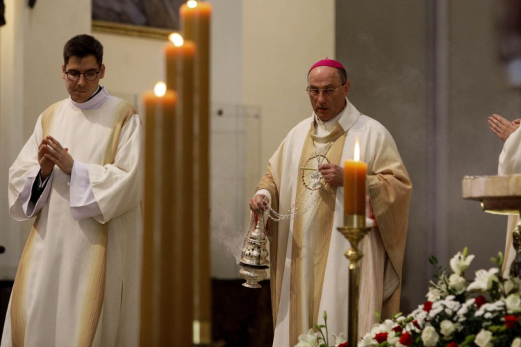 Prymas Polski abp Wojciech Polak (P) podczas mszy świętej w Archikatedrze Chrystusa Króla. Katowice, 19.06.2022. Fot. PAP/T. Wiktor