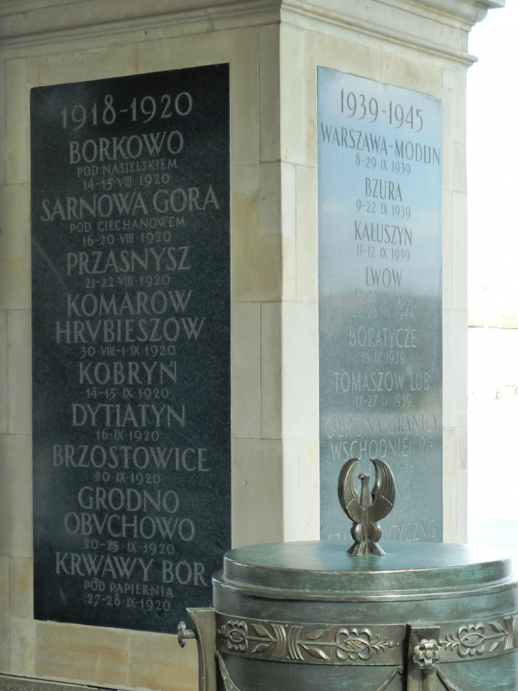 Bitwa pod Komarowem na tablicy na Grobie Nieznanego Żołnierza w Warszawie. Źródło: Wikipedia Commons Bitwa pod Komarowem na tablicy na Grobie Nieznanego Żołnierza w Warszawie. Źródło: Wikipedia Commons
