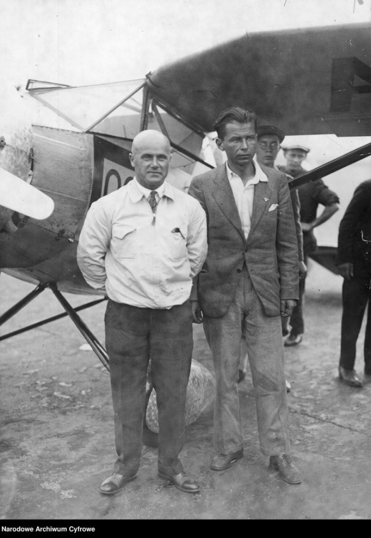 Zwycięzcy zawodów Challenge 1932 pilot Franciszek Żwirko (1. z lewej) i konstruktor lotniczy Stanisław Wigura przed samolotem na lotnisku Tempelhof. Fot. NAC Zwycięzcy zawodów Challenge 1932 pilot Franciszek Żwirko (1. z lewej) i konstruktor lotniczy Stanisław Wigura przed samolotem na lotnisku Tempelhof. Fot. NAC